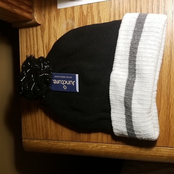 (2) H&M WINTER HATS - Picture 2 of 3